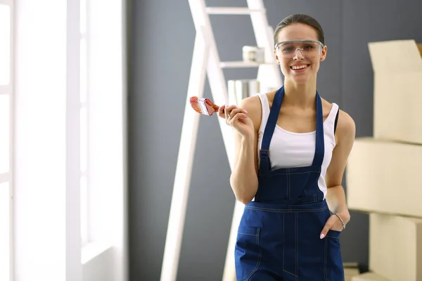 Hermosa joven mujer haciendo pintura de pared — Foto de Stock