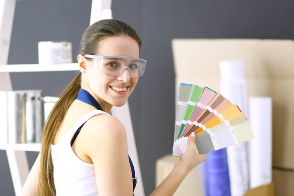 Hermosa joven mujer haciendo pintura de pared — Foto de Stock