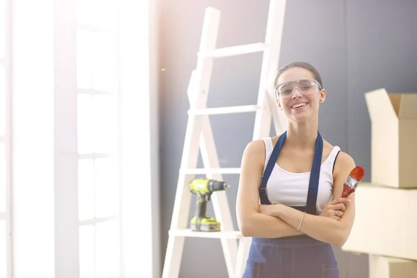 Bela jovem mulher fazendo pintura de parede — Fotografia de Stock