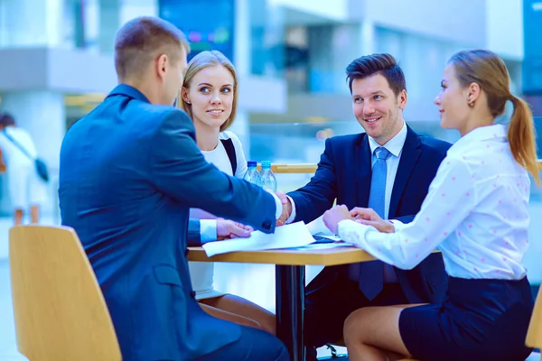 Gruppe fröhlicher junger Geschäftsleute bei einem Treffen im Büro. Gruppe glücklicher junger Unternehmen — Stockfoto
