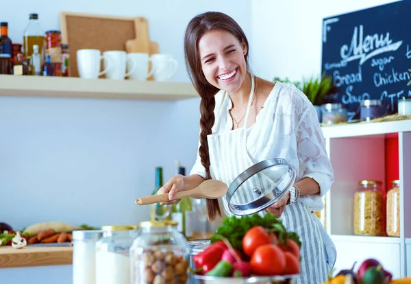 Kookvrouw in keuken met houten lepel. Kokende vrouw — Stockfoto