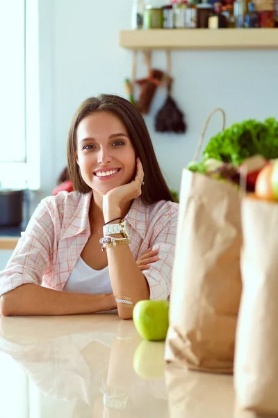 Young woman in the kitchen, using her ipad. Young woman — Stock Photo, Image