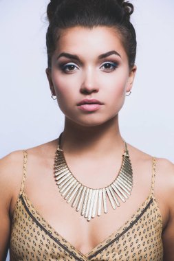 Boncuk ile genç güzel esmer kadın. Genç güzel esmer