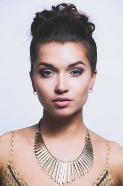 Boncuk ile genç güzel esmer kadın. Genç güzel esmer