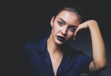 kolye ile güzel bir kadın portresi.