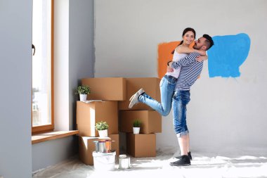 Mutlu genç çift yeni evin içinde hareket. Genç Çift