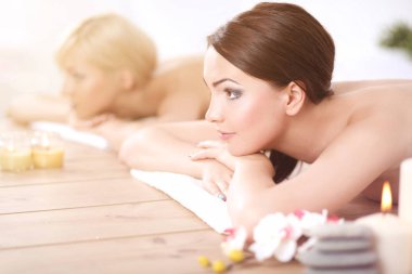 Rahatlatıcı ve spa merkezinde zevk iki genç güzel kadın. İki genç güzel kadın rahatlatıcı