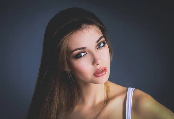 Retrato de hermosa cara de mujer joven. Aislado sobre fondo gris . — Foto de Stock