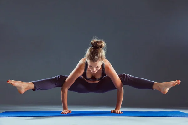 Portrait de fille sportive faisant du yoga exercice d'étirement. yoga — Photo