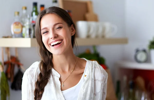 Junge Frau steht neben Schreibtisch in der Küche. Junge Frau . — Stockfoto