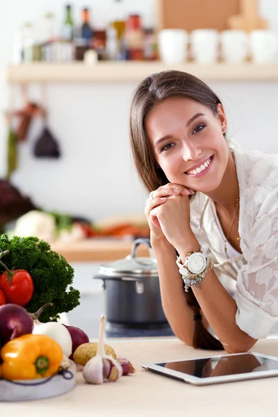 Mujer joven en la cocina, usando su ipad. Mujer joven —  Fotos de Stock