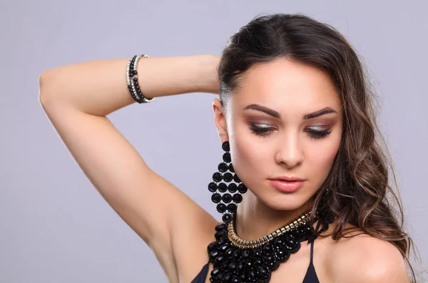 Retrato de hermosa cara de mujer joven. Aislado sobre fondo gris . —  Fotos de Stock