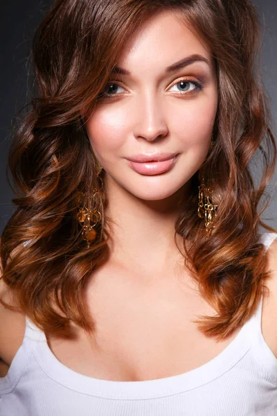 Retrato de hermosa cara de mujer joven. Aislado sobre fondo oscuro . —  Fotos de Stock