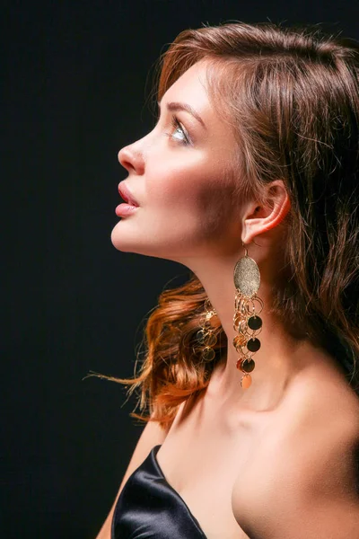 Portrait of beautiful young woman face. Isolated on dark background. — Stock Photo, Image