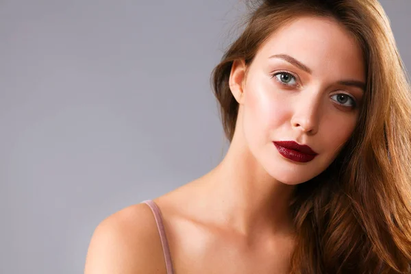 Retrato de mujer hermosa, aislado sobre fondo gris. —  Fotos de Stock