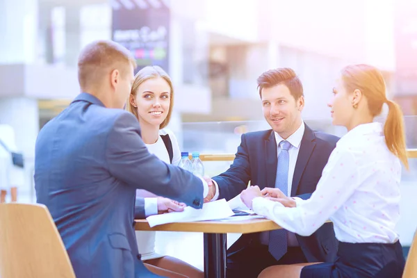 Grupp av glada unga affärsmän i ett möte på kontoret. Grupp av glada unga företag — Stockfoto