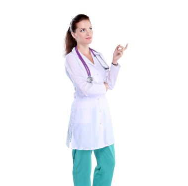 Hastanede üniformalı, gülümseyen bir kadın doktor. Gülümseyen kadın doktor.