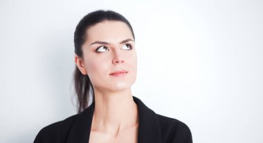 ayakta, gri arka plan üzerinde izole genç kadın