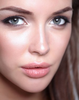 Duran, beyaz arka plan üzerinde izole güzel ve genç birbayan. Seksi kadın