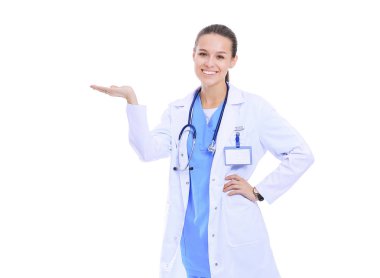 Beyaz önlüklü güzel bir kadın, el ele poz veriyor. Kadın doktor