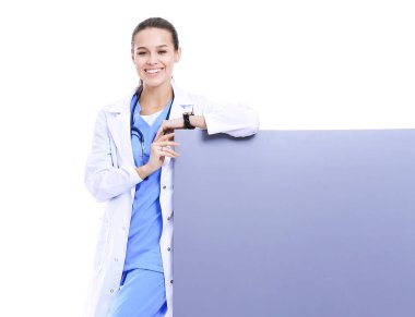 Boş reklam panosu olan bir kadın doktor. Kadın doktor