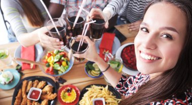 Öğle yemeği sırasında selfie çeken bir grup insan. Kendim. Arkadaşız. Arkadaşlar yemek yerken fotoğraflanır.