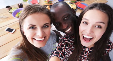 Öğle yemeği sırasında selfie çeken bir grup insan. Kendim. Arkadaşız. Arkadaşlar yemek yerken fotoğraflanır.