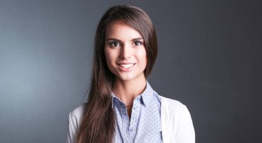 Esmer arka planda bir iş kadınının portresi. Gülümseyen kadın. Bir kadın portresi.