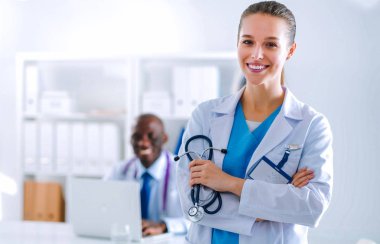 Ofiste tokalaşırken gülümseyen iki genç tıp adamı. Doktorlar. Takım çalışması.