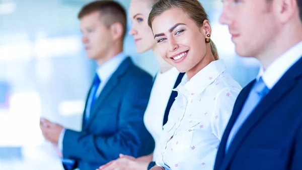 Gente de negocios sonrientes aplaudiendo una buena presentación en la oficina. Gente de negocios sonriente — Foto de Stock