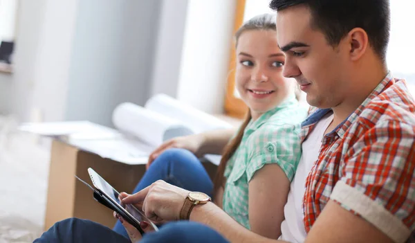 Couple moving in house sitting on the floor with ipad. Couple — Stock Photo, Image