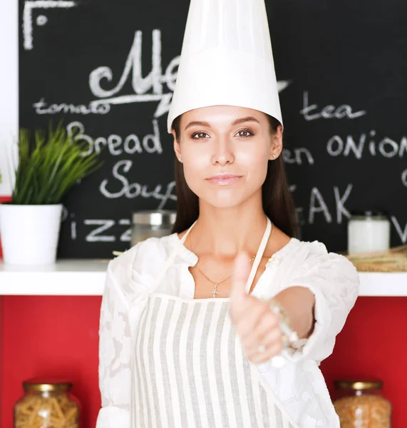 Kocken kvinna porträtt med uniform i köket. Kocken kvinna porträtt — Stockfoto
