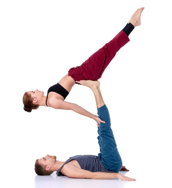Pasangan atletik muda berlatih akroyoga. Menyeimbangkan berpasangan — Stok Foto