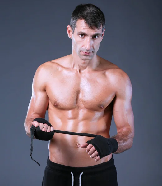 Portret van de hand inwikkeling half naakt bokser. Persoonlijke fitness instructeur. Persoonlijke training. — Stockfoto