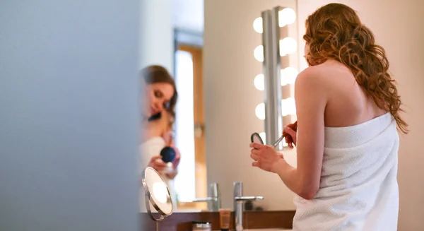 Jeune femme debout sur la salle de bain avec téléphone . — Photo