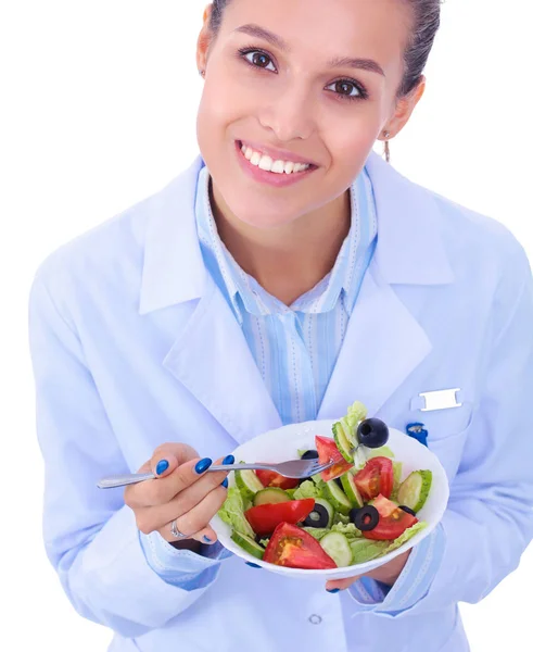 Retrato de una hermosa doctora sosteniendo un plato con verduras frescas. Mujeres doctores. — Foto de Stock