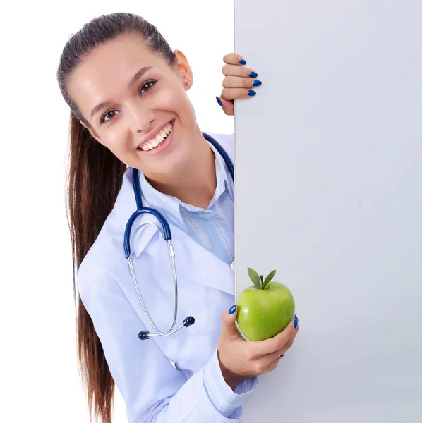 Leende läkare med äpple och blank fana. Kvinnliga läkare. — Stockfoto
