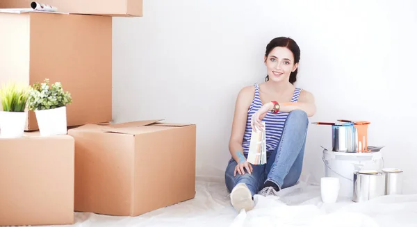 Donna che sceglie il colore della vernice da campione per la nuova casa seduta sul pavimento in legno. Donna in casa — Foto Stock