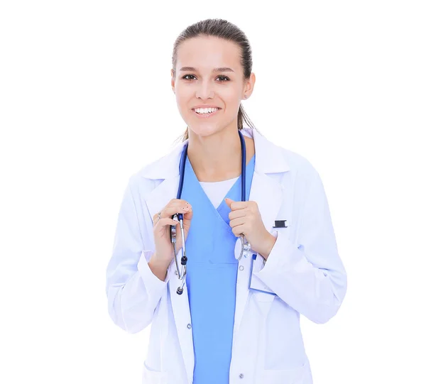 Mooie jonge vrouw in witte jas poserend met de hand in de zak. Vrouwelijke dokter — Stockfoto