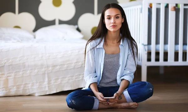 Young woman doing yoga at home in the lotus position. Young woman doing yoga. — Stock Photo, Image