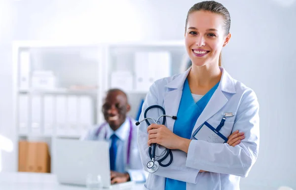 Due giovani medici felici sorridenti che stringono la mano in ufficio. Dottori. Lavoro di squadra — Foto Stock