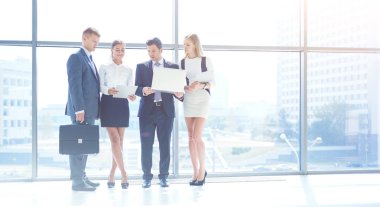 Grup iş adamları toplantı sırasında dizüstü bilgisayar ile sunum yapıyor. Grup iş adamları.