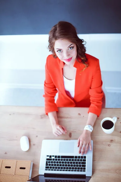 Aantrekkelijke vrouw aan het bureau, werkend met laptop computer — Stockfoto