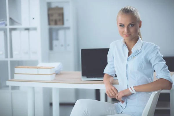 Attraktive Geschäftsfrau am Schreibtisch mit Laptop im Büro — Stockfoto