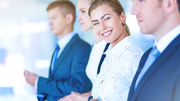 Gente de negocios sonrientes aplaudiendo una buena presentación en la oficina. Gente de negocios sonriente — Foto de Stock
