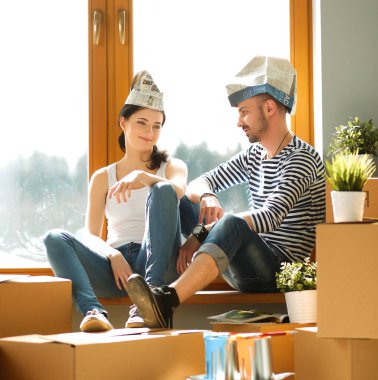 Evde pencere kenarında oturan hareketli Çift