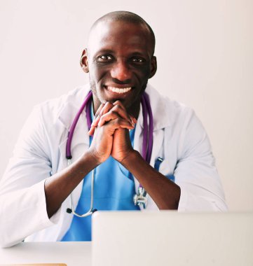 Masada dizüstü bilgisayarda çalışan genç bir Afrikalı doktor.