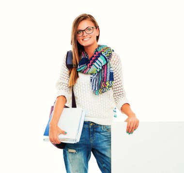 Boş tahta işaret eden güzel öğrenci kadın