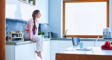 Mutfakta masada oturan genç kadın