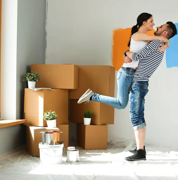 Happy young couple moving in new house — Stock Photo, Image
